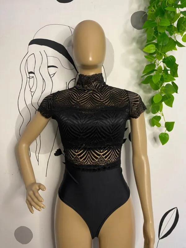 Body negro con encaje